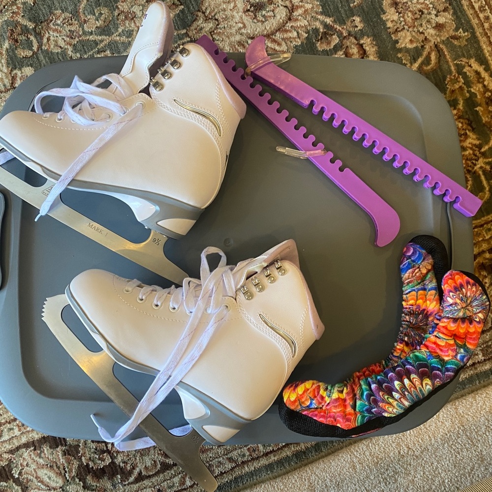 Women’s size 6 figure skates